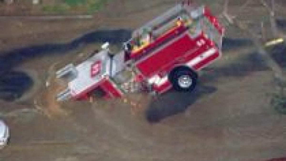 los angeles o masina de pompieri de jumatate de milion de dolari a cazut intr o gaura din sosea