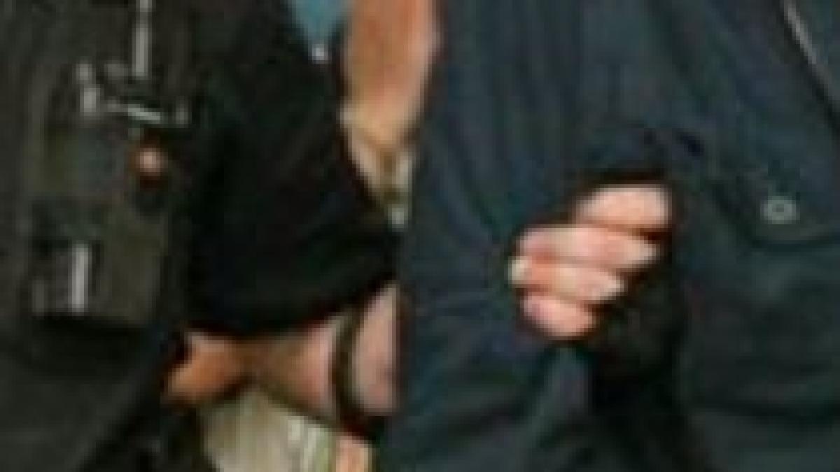 politista de la crima organizata retinuta pentru trafic de influenta si luare de mita