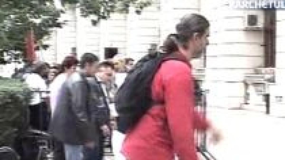 revolutionarii romani picheteaza sediul parchetului inaltei curti de casatie si justitie video