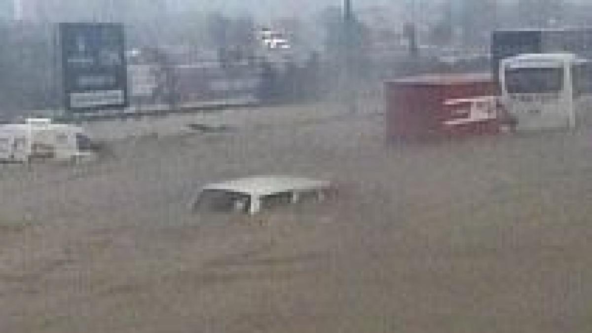 inundatiile din istanbul au ucis 30 de oameni apele au inceput sa se retraga dar ploile vor continua