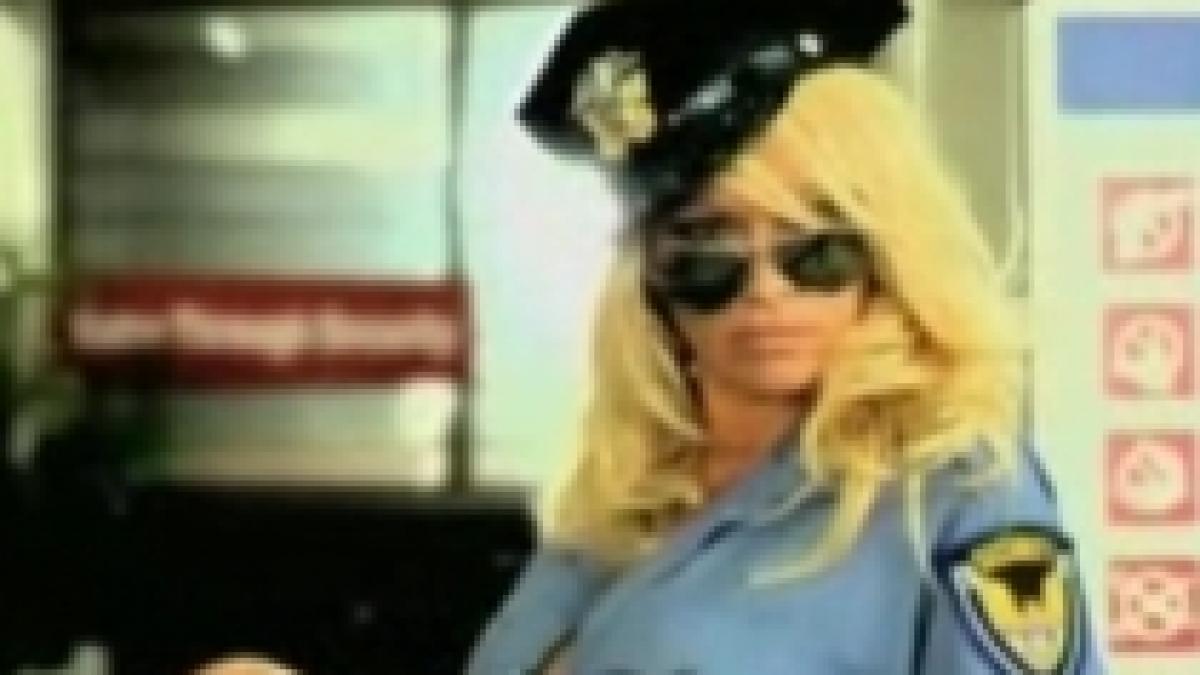 spot cu pamela anderson interzis pe aeroporturile din america video