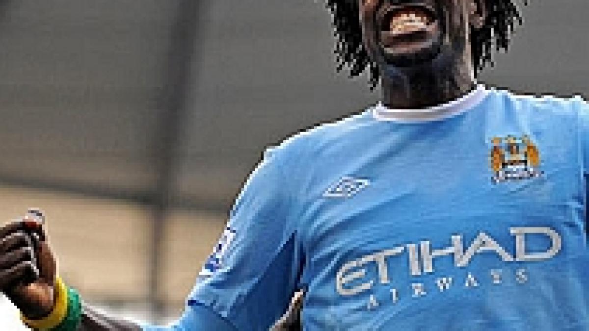 manchester city arsenal 4 2 adebayor risca suspendarea dupa celebrarea golului pentru gazde