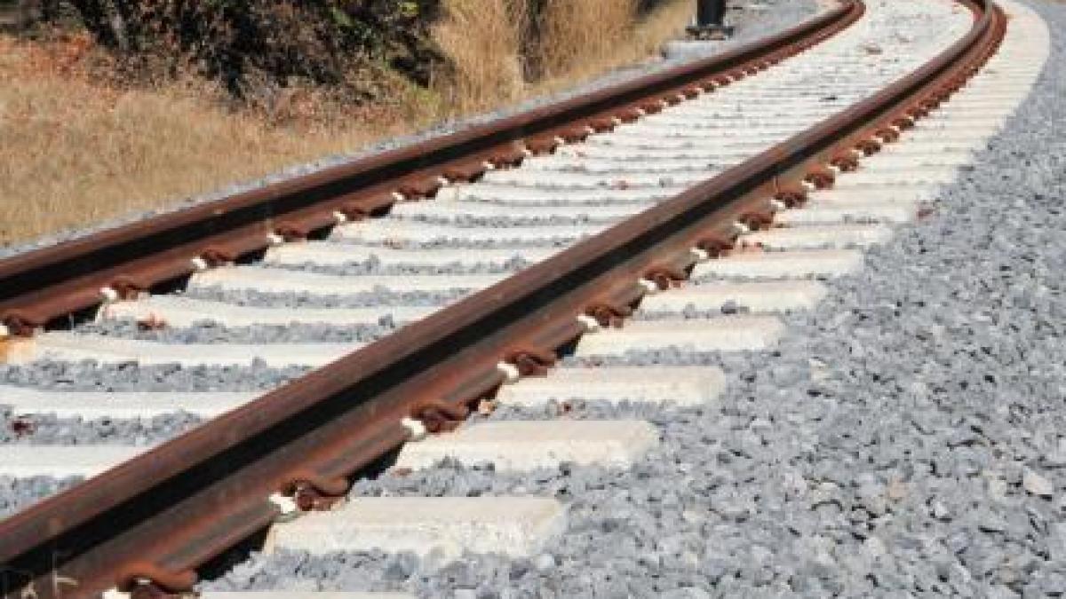 Două trenuri turistice de mici dimensiuni s-au ciocnit în Germania