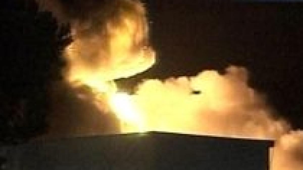 incendiu puternic la un depozit de anvelope din pipera noua oameni s au intoxicat cu fum video