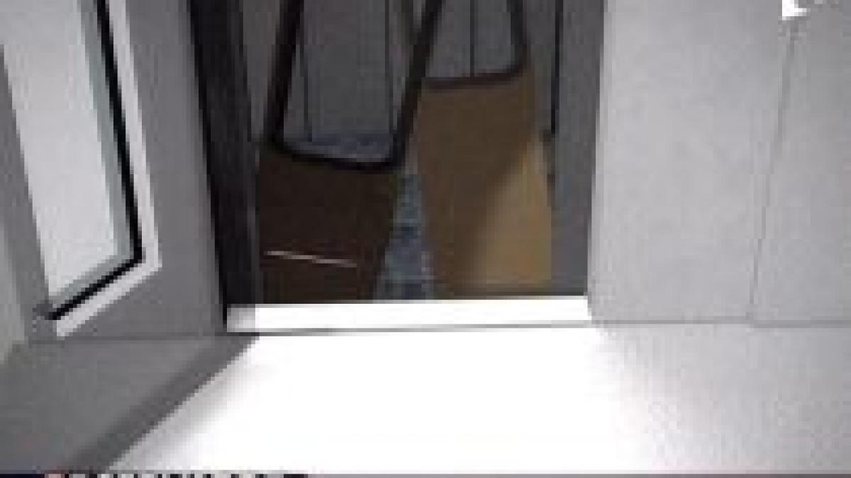 la 10 centimetri de moarte un lift a cazut peste un barbat care il repara video