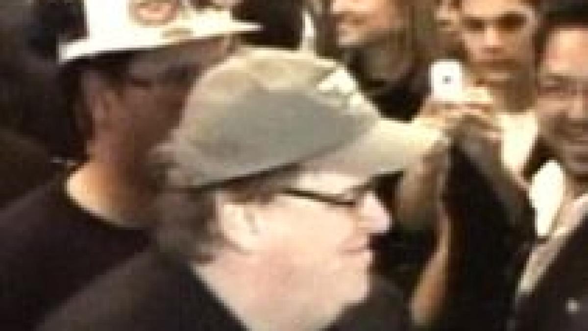 michael moore intrare spectaculoasa la premiera celui mai recent documentar al sau video