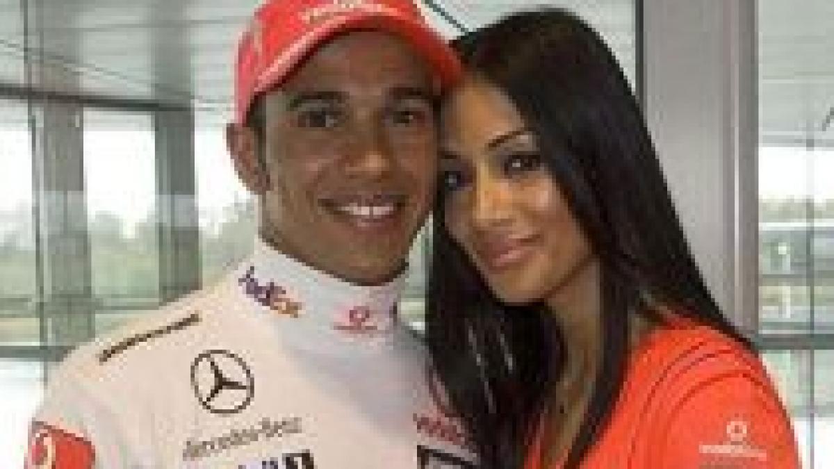 nicole de la pussycat dolls a fost parasita de lewis hamilton celebrul pilot de formula 1