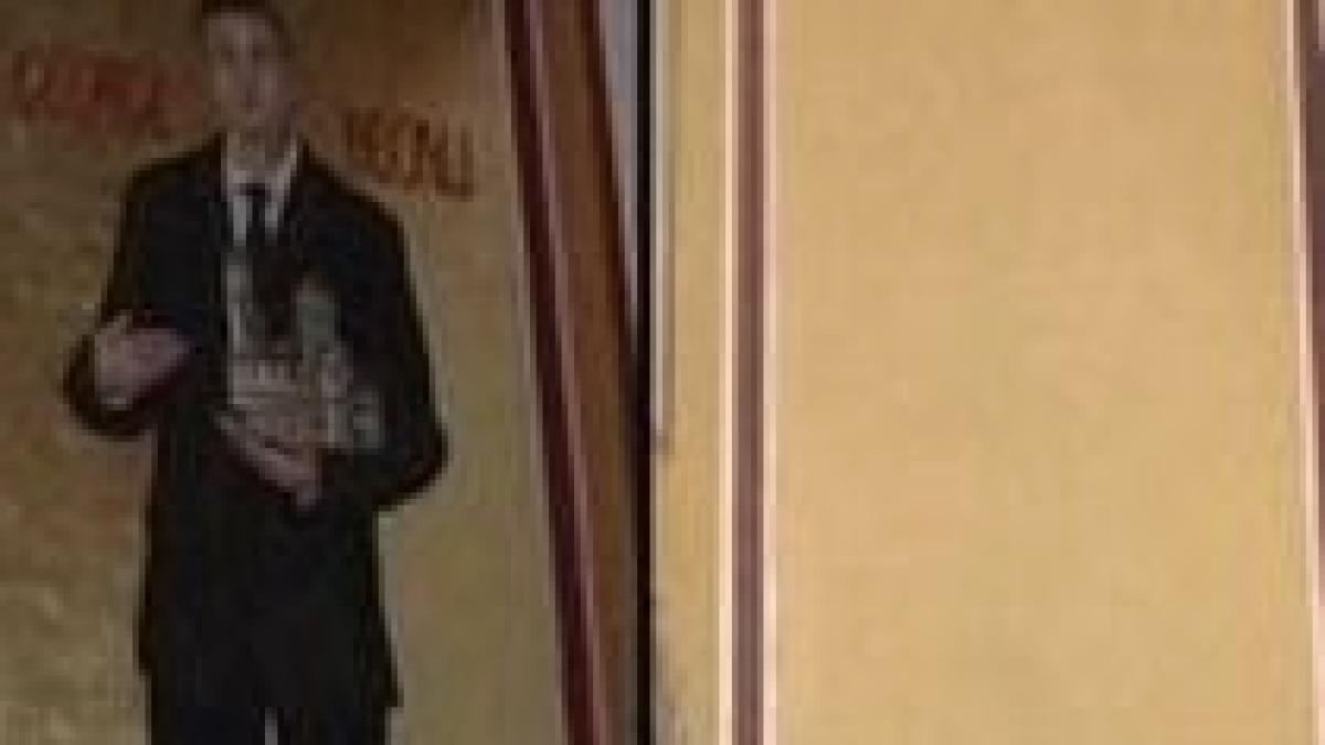 portretul lui gigi becali acoperit cu var la manastirea maglavit video