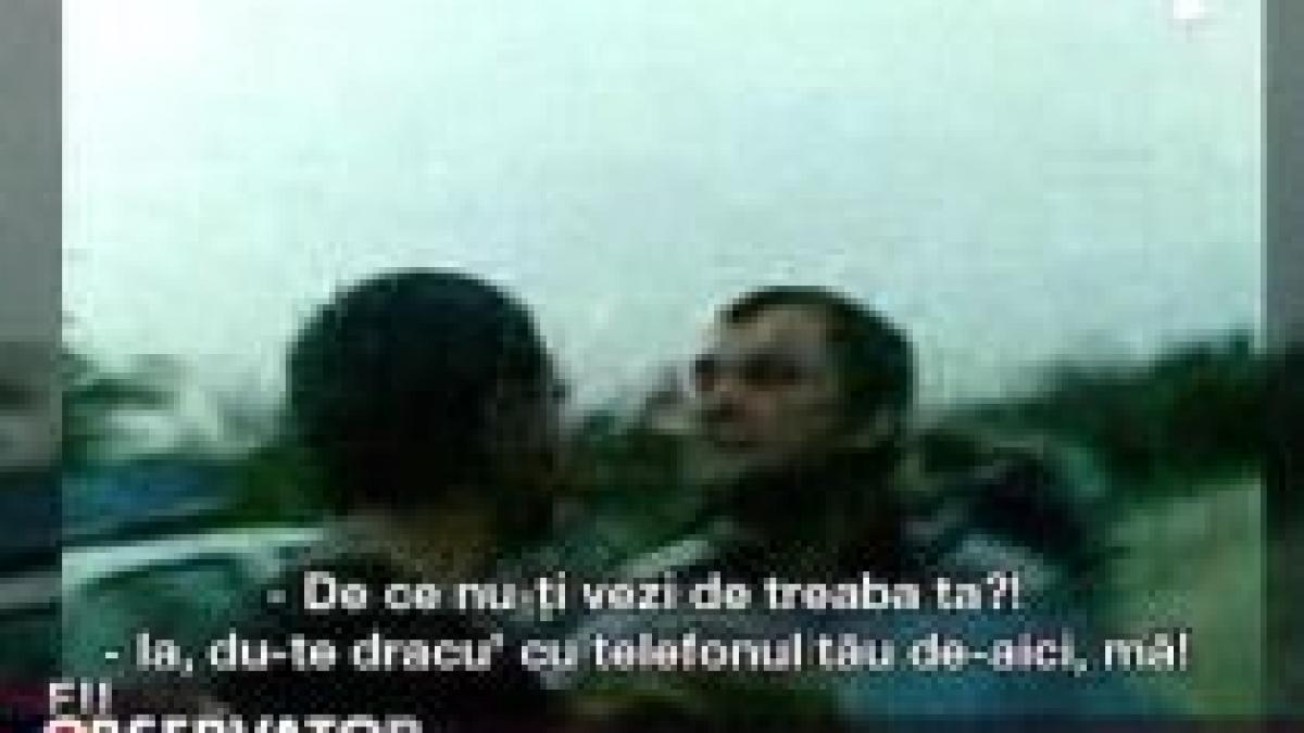 un politist a lovit un tanar care il filma in timpul misiunii video