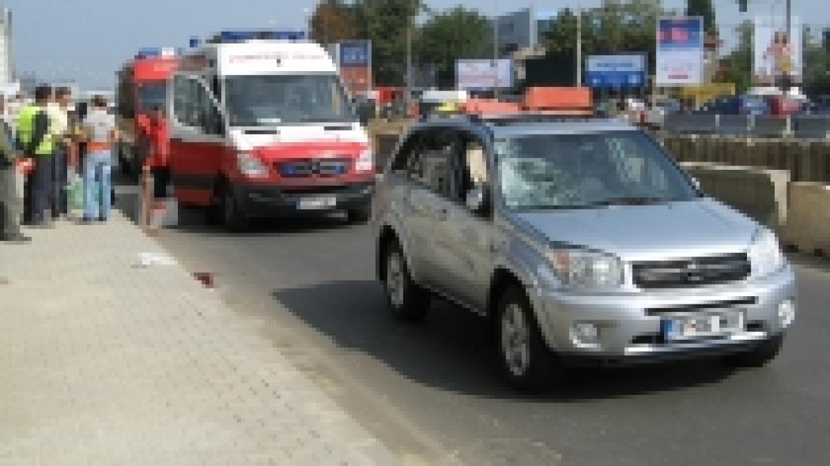 pieton lovit de un autoturism de teren dupa ce s a dezechilibrat si a cazut in fata masinii foto