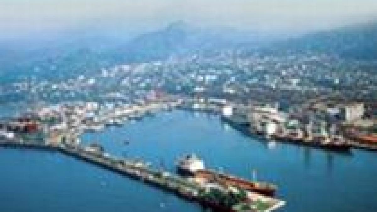 portul georgian batumi inundat aproape in intregime