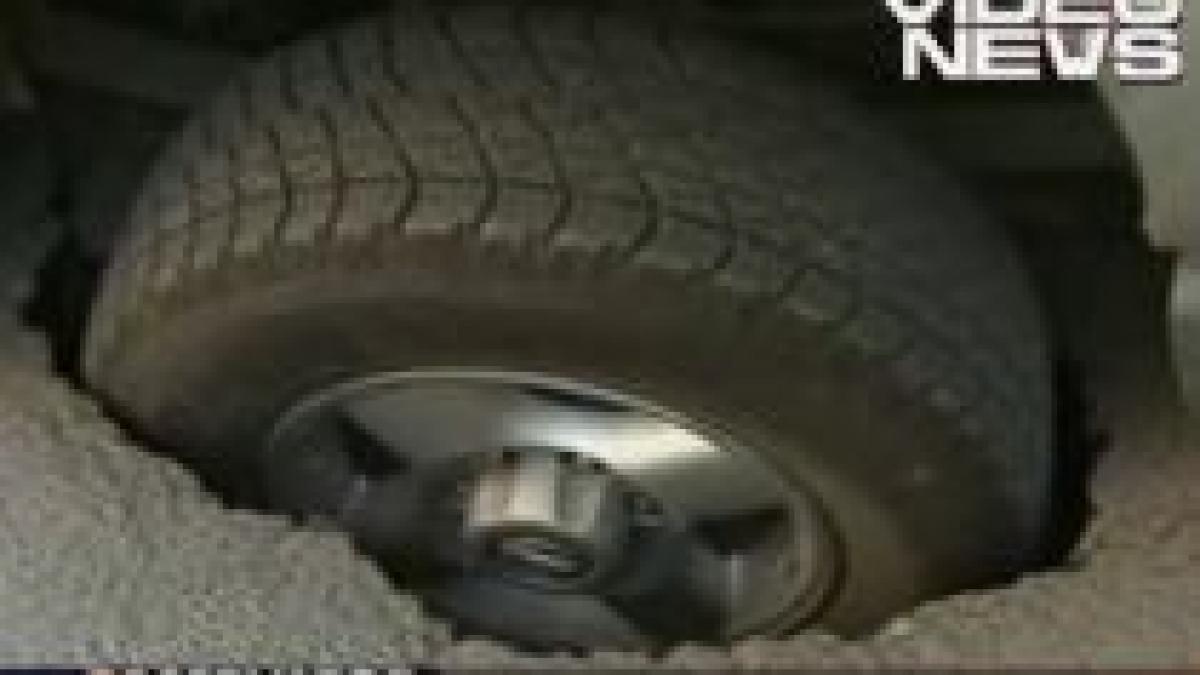 strazi de romania asfaltul a cedat sub o masina de teren in capitala video