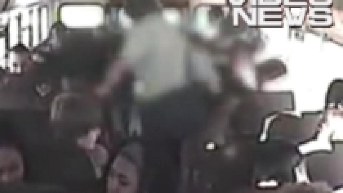 atac rasist intr un autobuz scolar din sua elev alb batut de mai multi colegi de culoare video