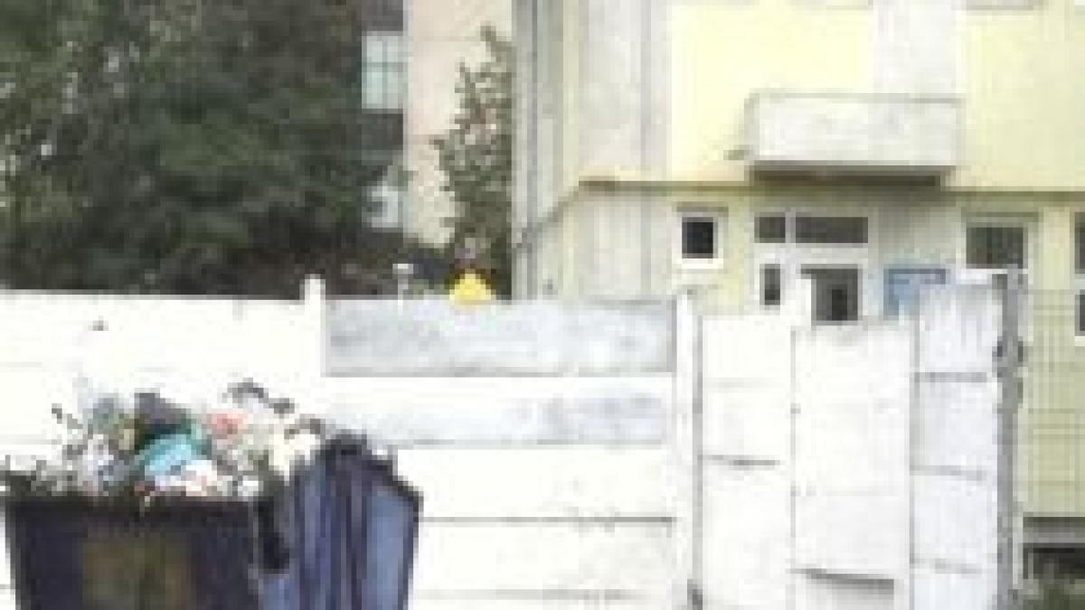 tomberoane de gunoi in curtea unei gradinite din galati video
