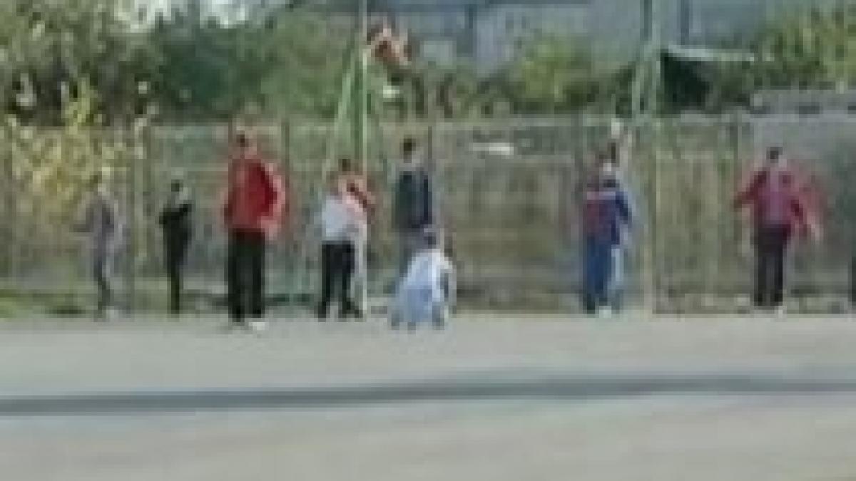 un craiovean a tras cu arma pentru a i speria pe copiii care se jucau in fata casei lui video