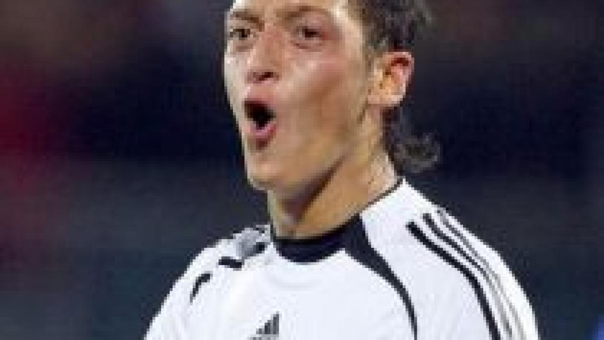 internationalul german mesut ozil tinta atacurilor nationaliste ale neonazistilor nemti
