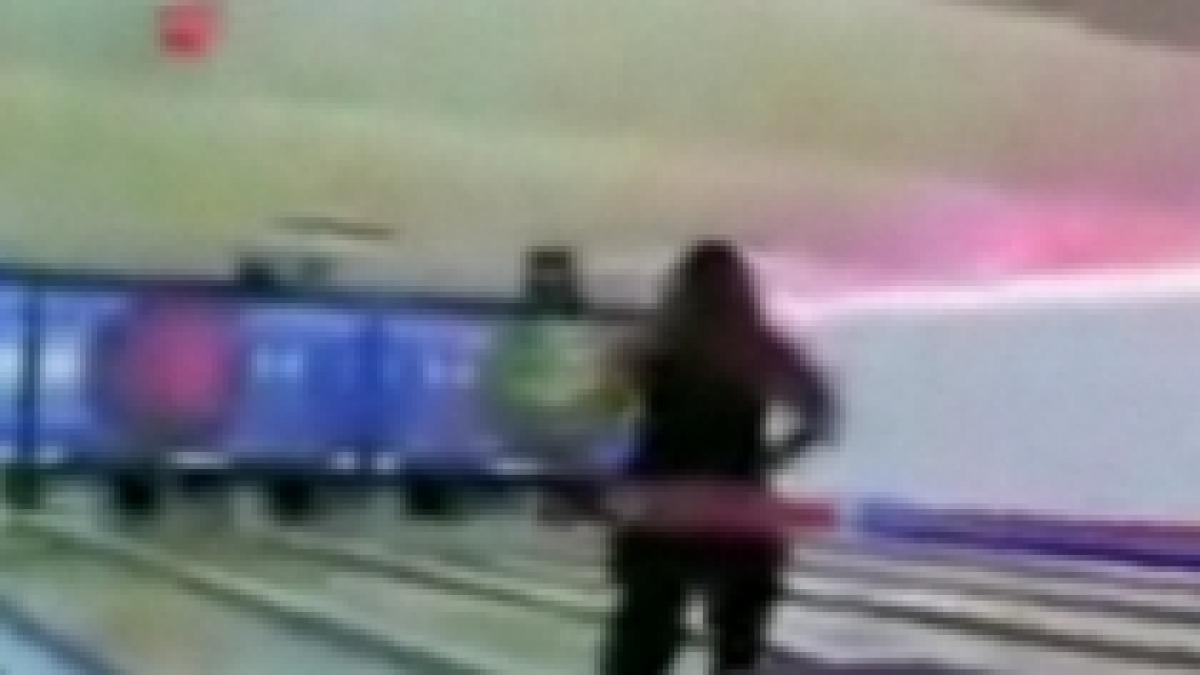 blonda la sala de jocuri o femeie a reusit sa gaureaca peretele cu bila de bowling video