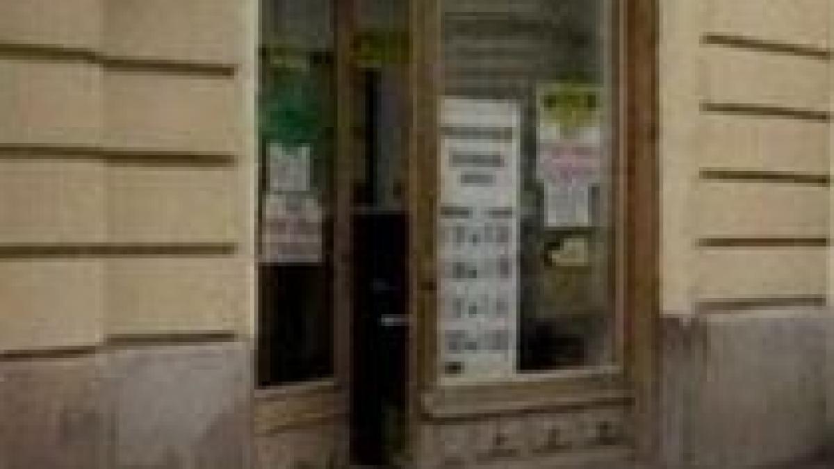 curtea de arges doi hoti prinsi in flagrant delict in timp ce spargeau o casa de schimb valutar