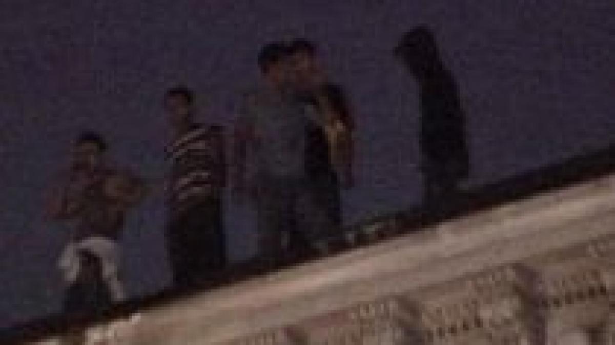 locatarii unui bloc vechi din capitala au protestat pe acoperis video