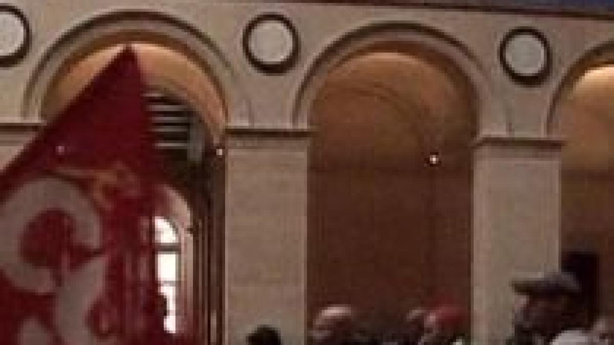 protest simbolic in cladirea bursei din paris sute de muncitori au cantat si au mazgalit peretii