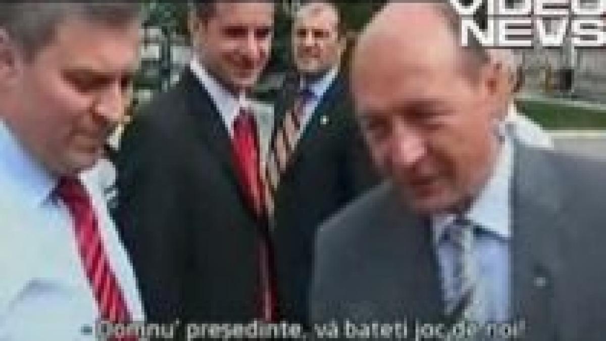 traian basescu apostrofat de alegatori sa traiti la fel de bine ca profesorii video