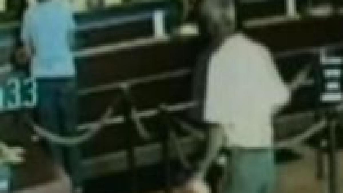 hot incepator batut de un client intr o banca din sua video