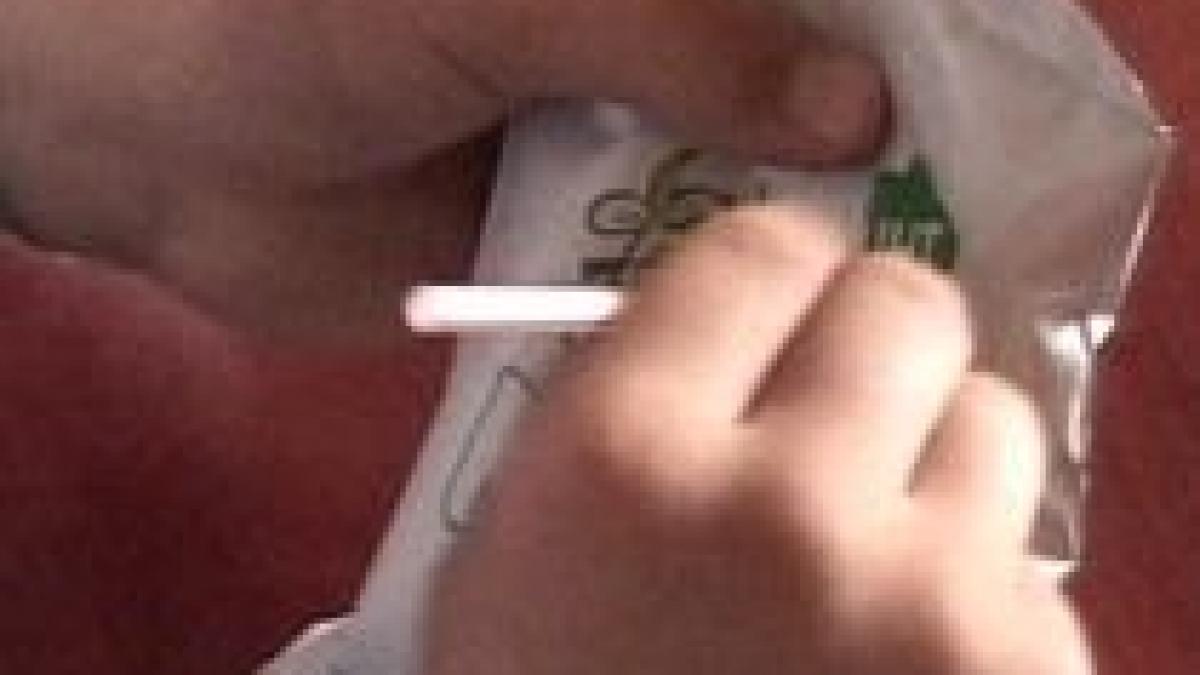 Lapte cu capcane. Copiii din Prahova nu reuşesc să desfacă pungile cu lapte distribuite în şcoli