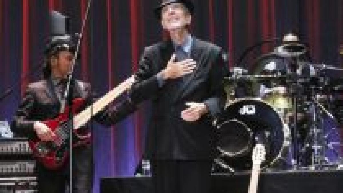leonard cohen a lesinat pe scena in timpul concertului din valencia video