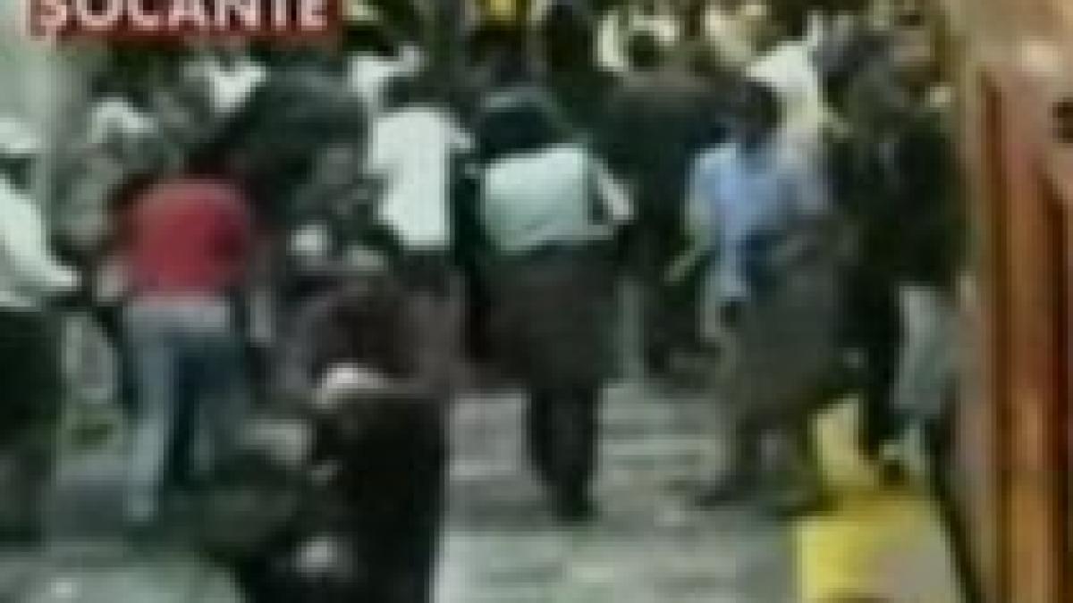 mexic un politist si un civil impuscati mortal de un barbat care desena graffiti la metrou video