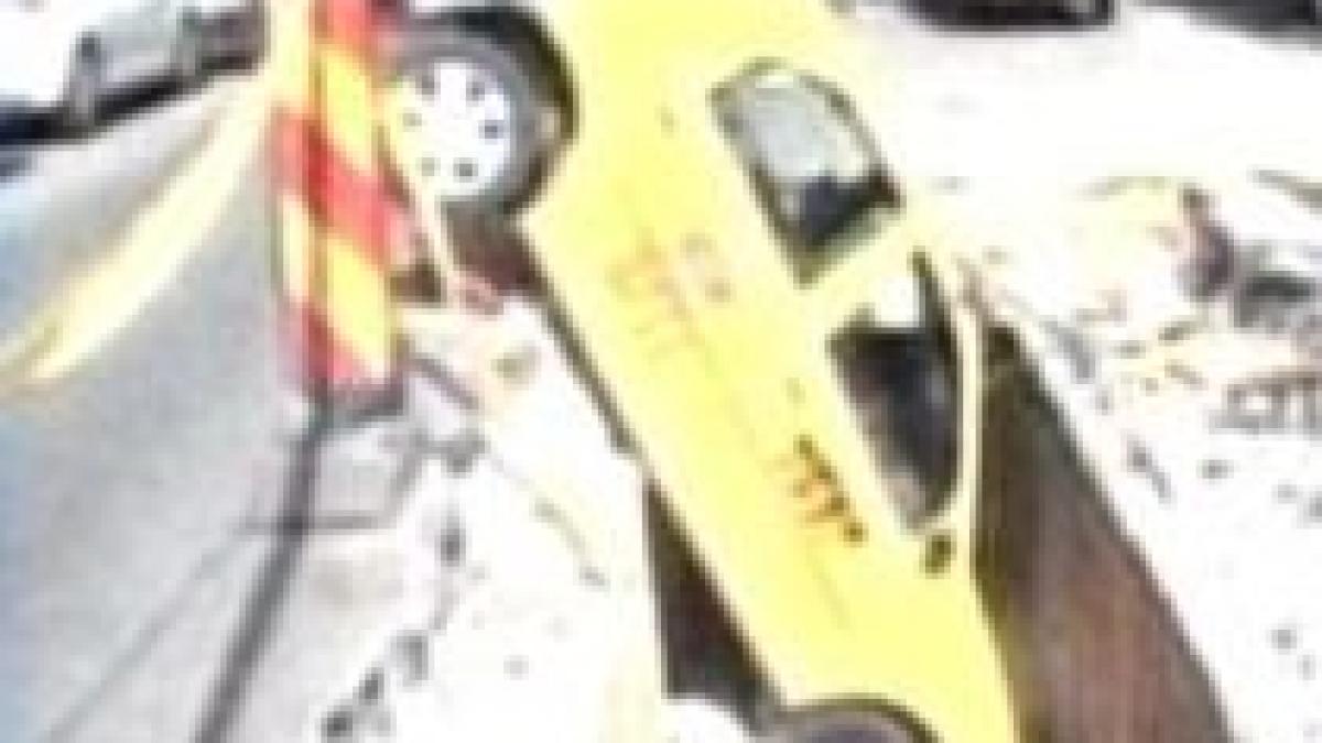 un taximetrist a cazut cu masina intr un canal sapat de radet video