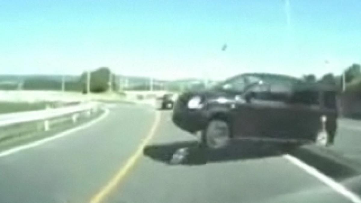 accident spectaculos filmat de la bordul uneia dintre masini video