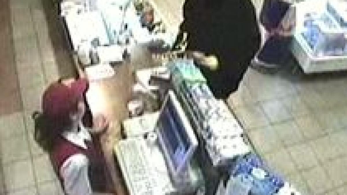 autorul unui jaf din oradea retinut vanzatoarea a fost amenintata cu un pistol de jucarie video