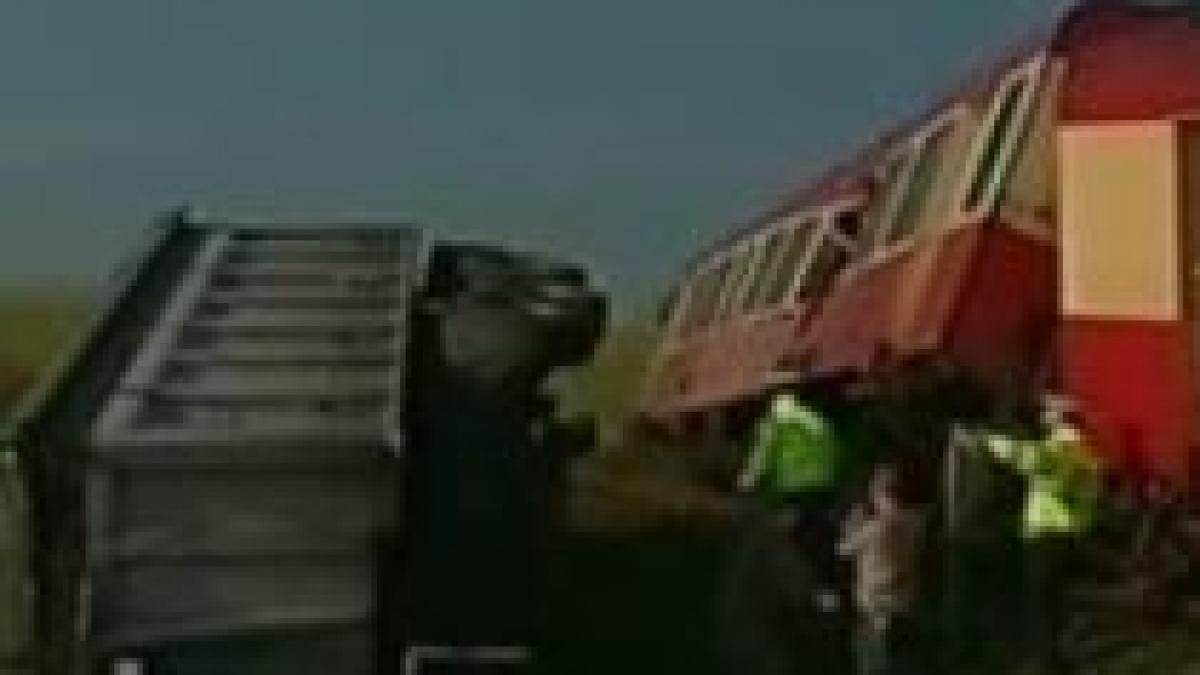 dambovita o locomotiva a lovit un camion incarcat cu caramida video