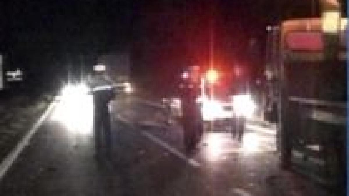 infotrafic un jeep a acrosat un tir si a lovit alte doua masini patru persoane au fost ranite