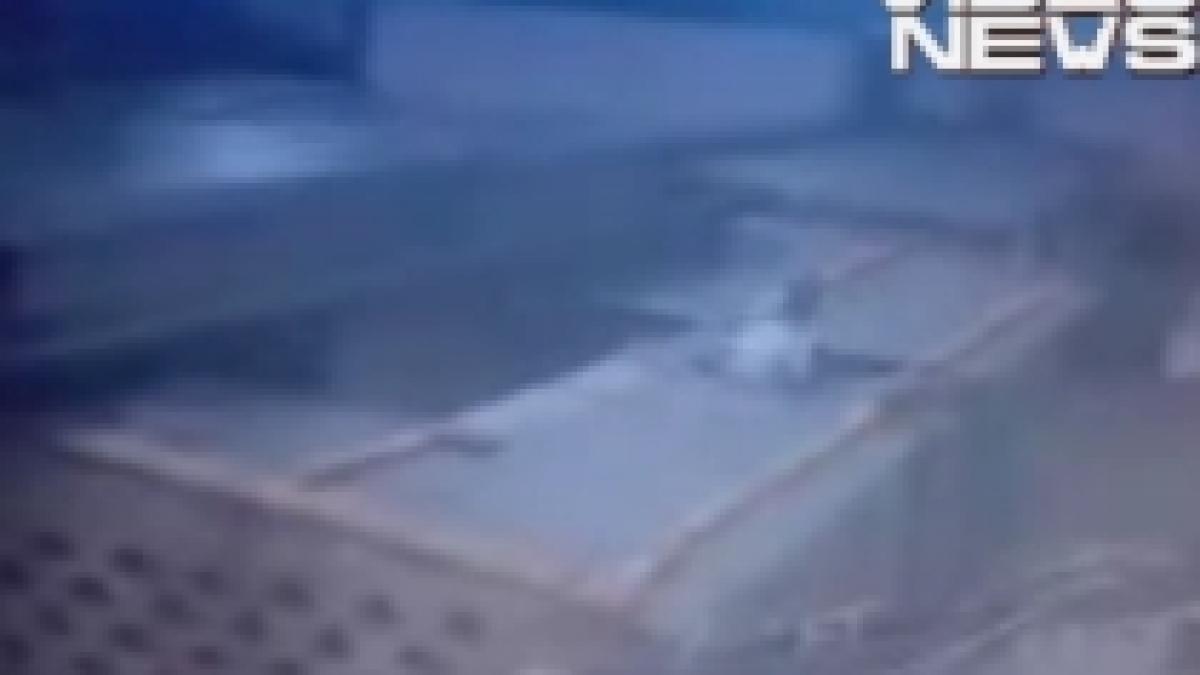 un hot amator cade prin acoperis video