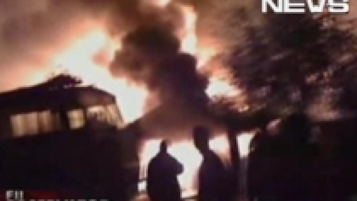 plopeni sase garaje si o masina au ars din cauza unui gratar lasat aprins video