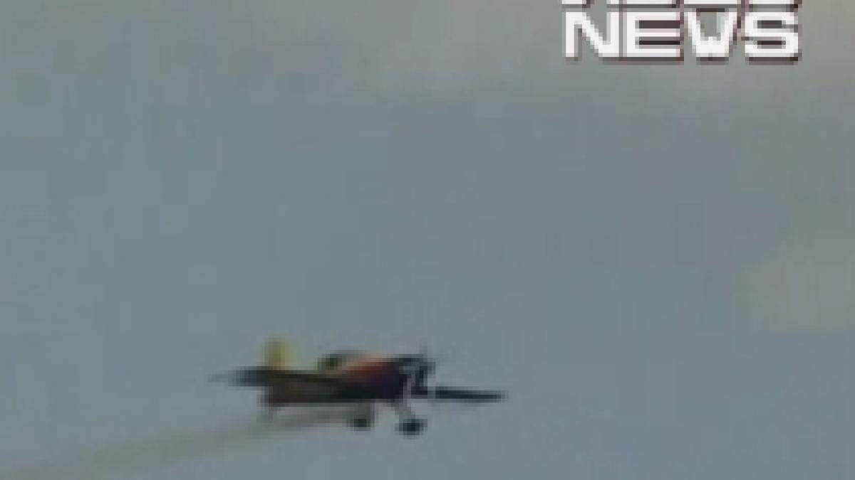 tragedie aviatica evitata un pilot de acrobatii a ramas fara cabina in timpul zborului video