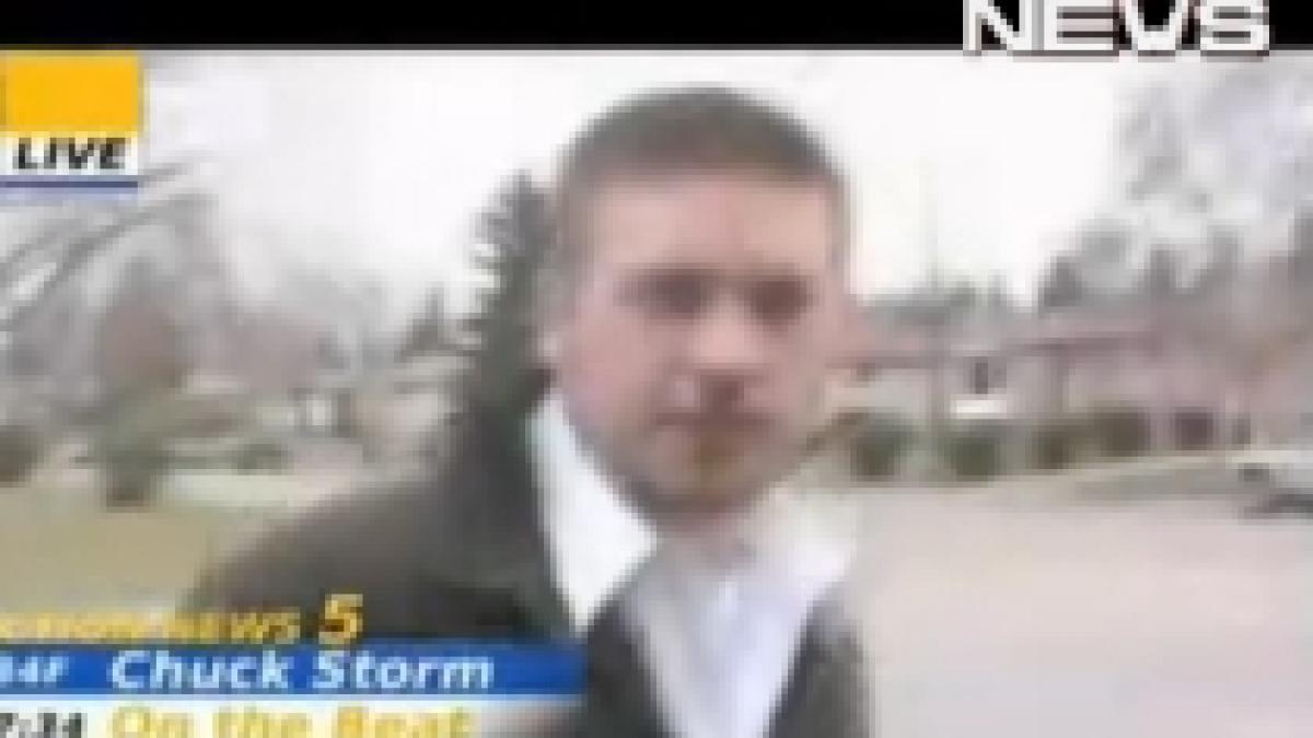cazut la datorie un reporter intra cu fata intr un stalp in direct video