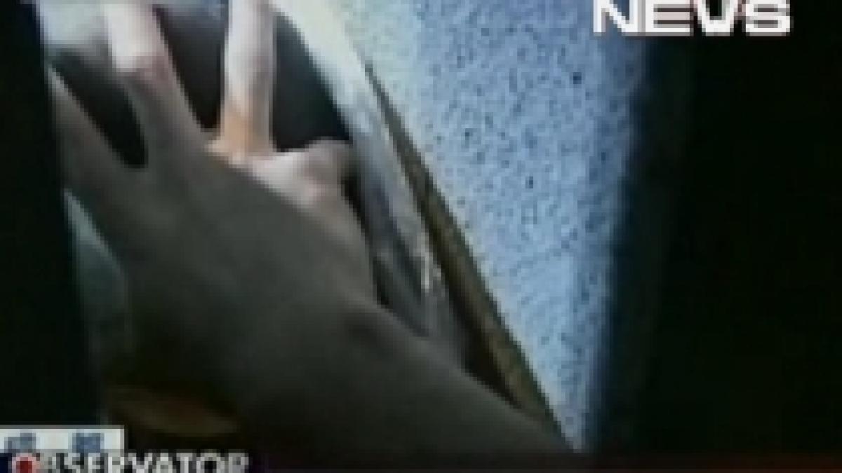 copil salvat de autoritatile chineze dupa ce si a blocat capul intre doi stalpi video