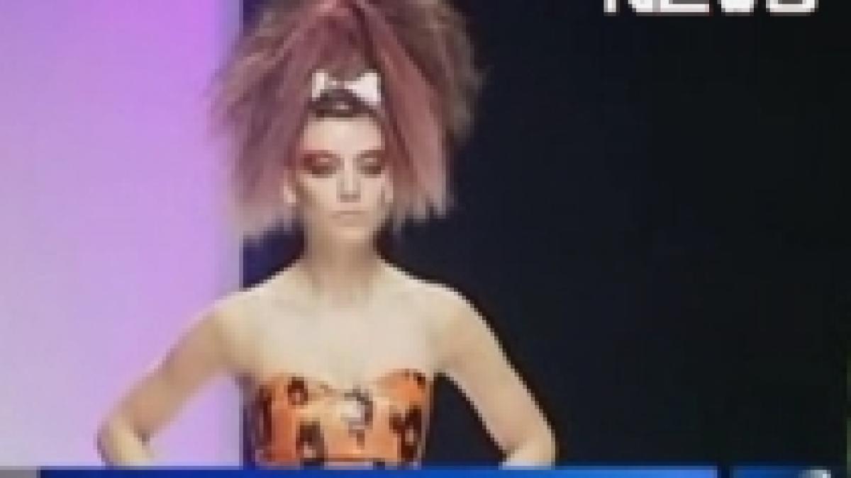 creatii inspirate din serialul familia flintstone la festivalul de moda de la londra video