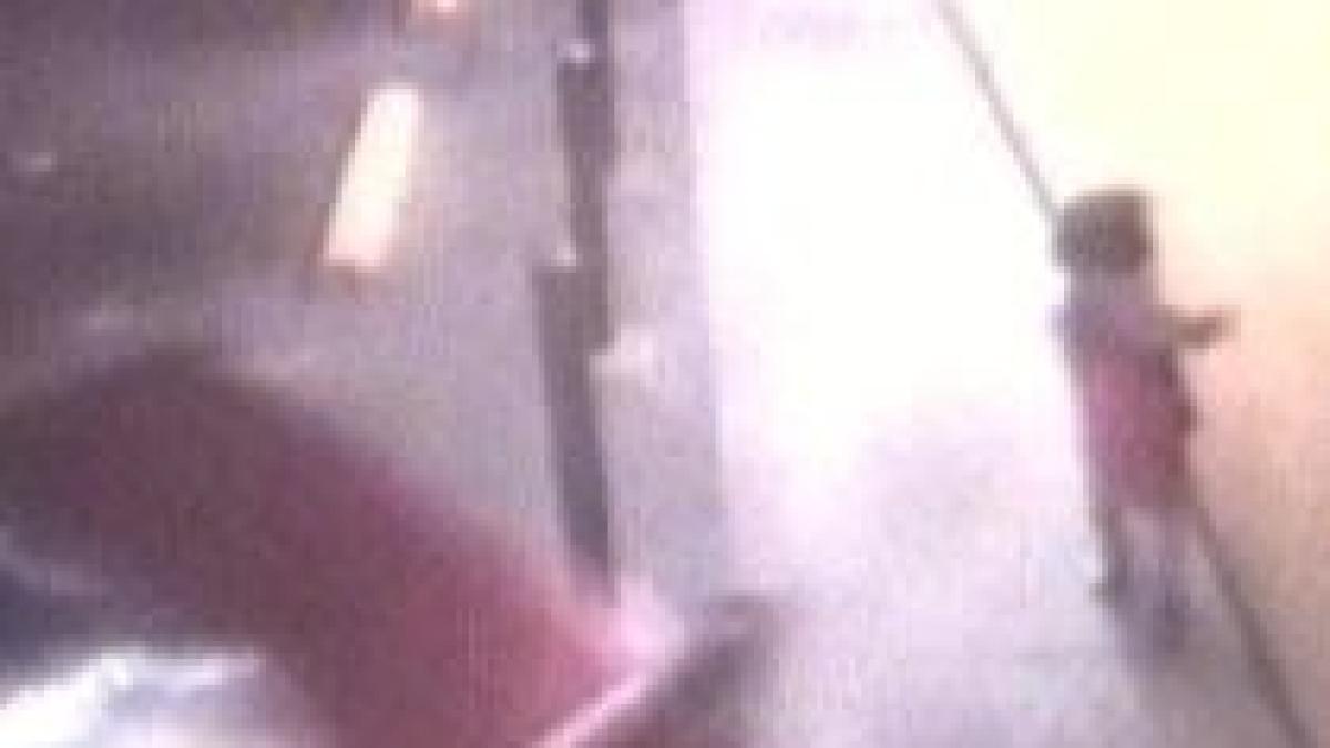 la un pas de a fi strivita o fetita din sua scapa ca prin minune dintr un accident auto video