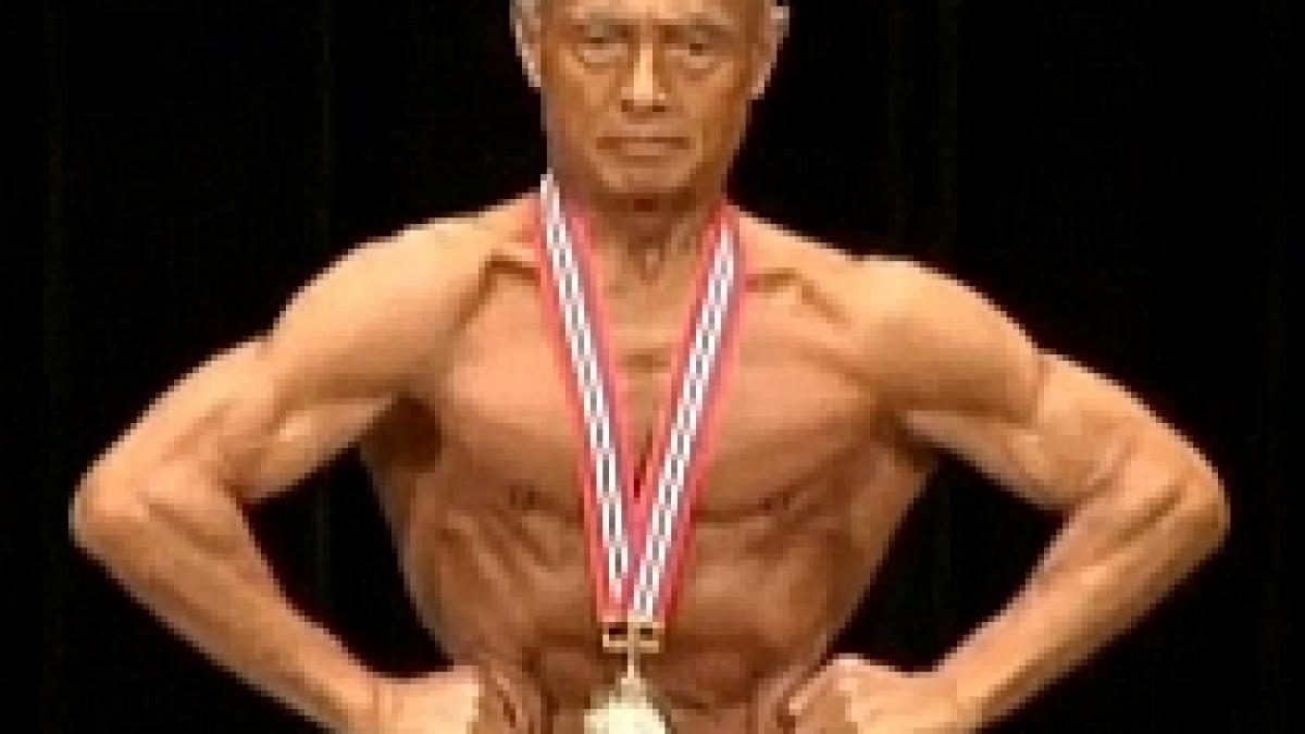 campion de culturism la 74 de ani video