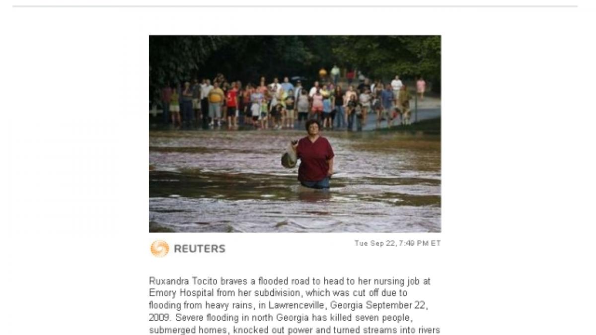 curaj de roman in sua o femeie trece impasibila prin apa pentru a ajunge la munca foto