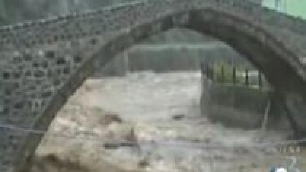 nordul turciei puternic afectat de inundatii o persoana a murit si alte zeci au fost ranite video