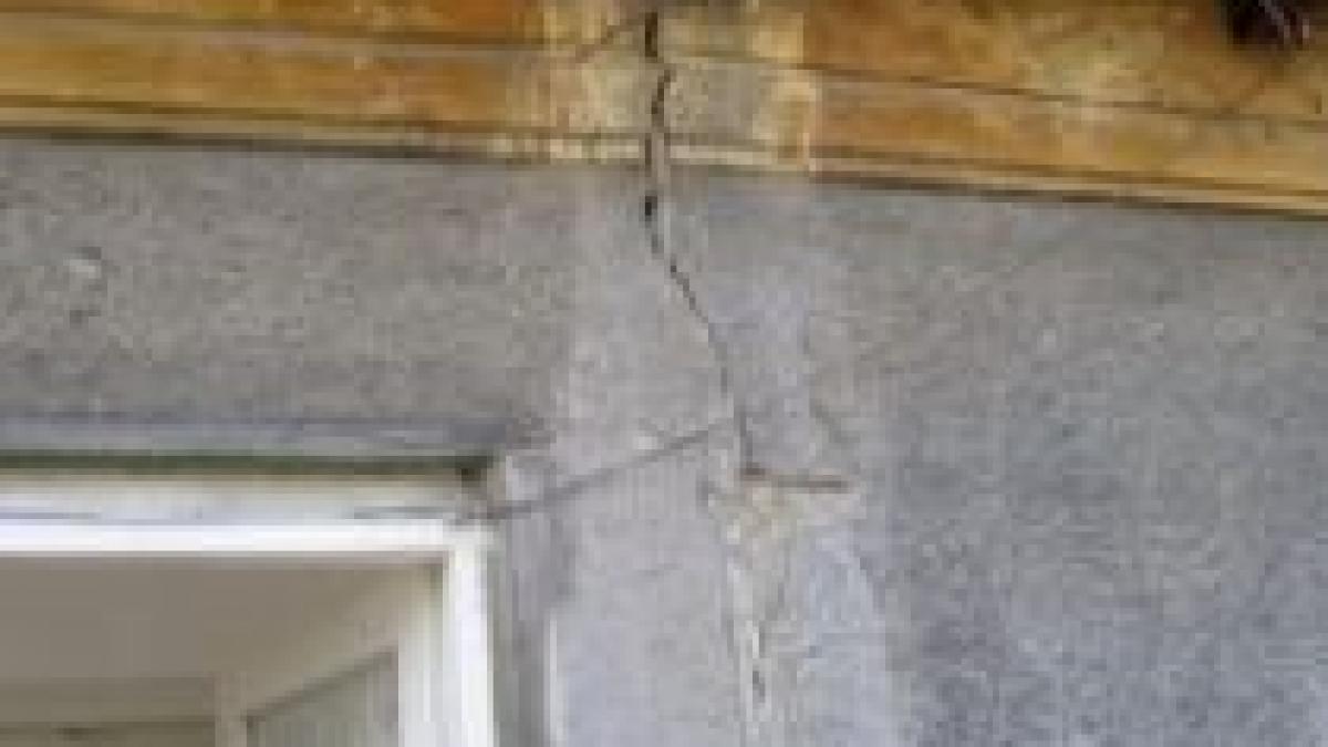 Constanţa. Pereţii unei case s-au prăbuşit din cauza unei fundaţii săpate în apropiere