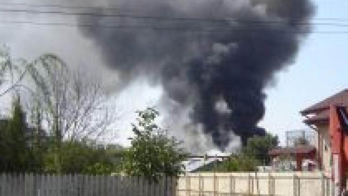 Incendiu puternic la o fostă fabrică de mobilă din Focşani (VIDEO)