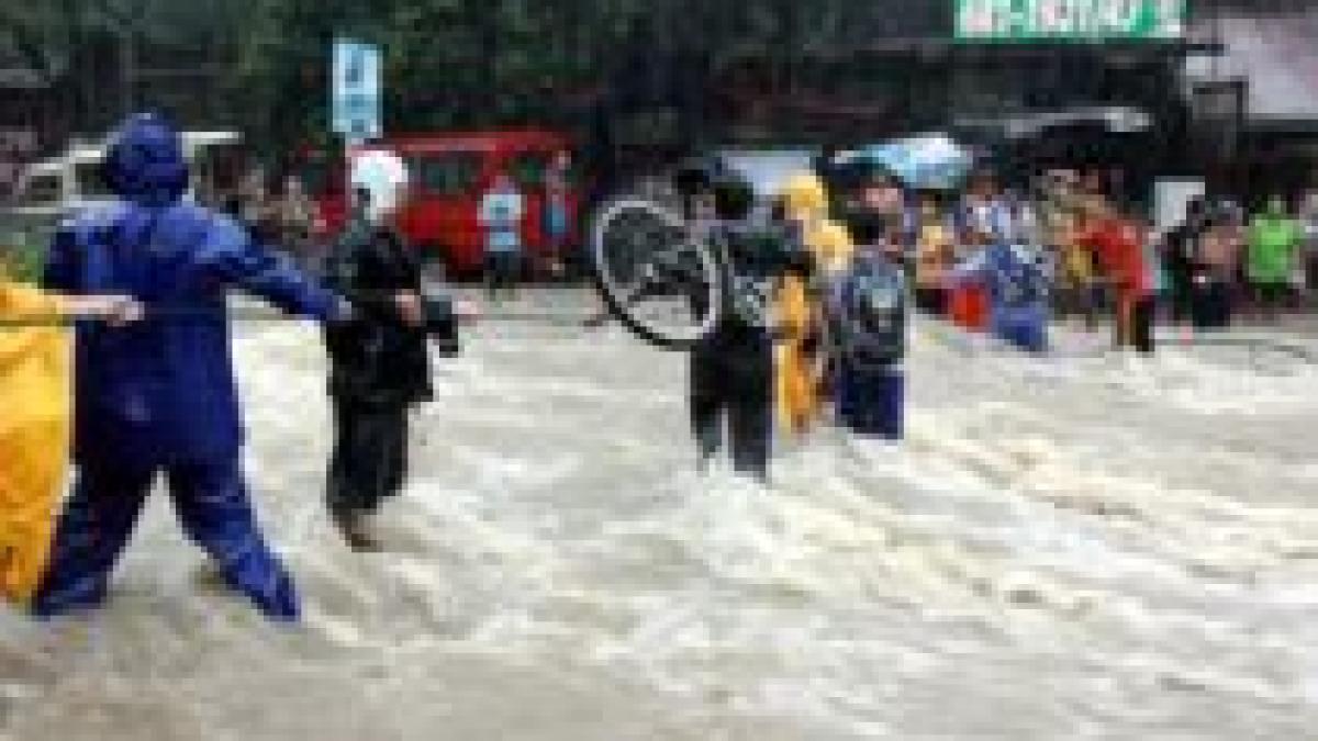mii de oameni evacuati din cauza inundatiilor in filipine