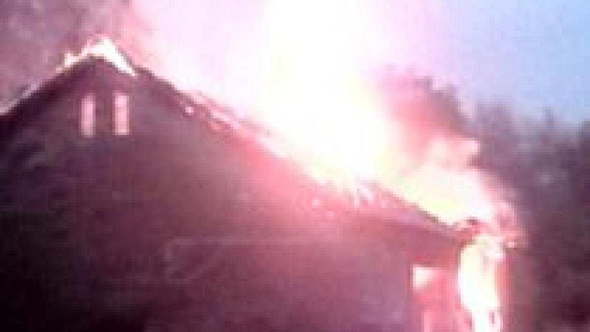 la un pas de tragedie incendiu in pericol sa se extinda din cauza pompierilor neexperimentati video