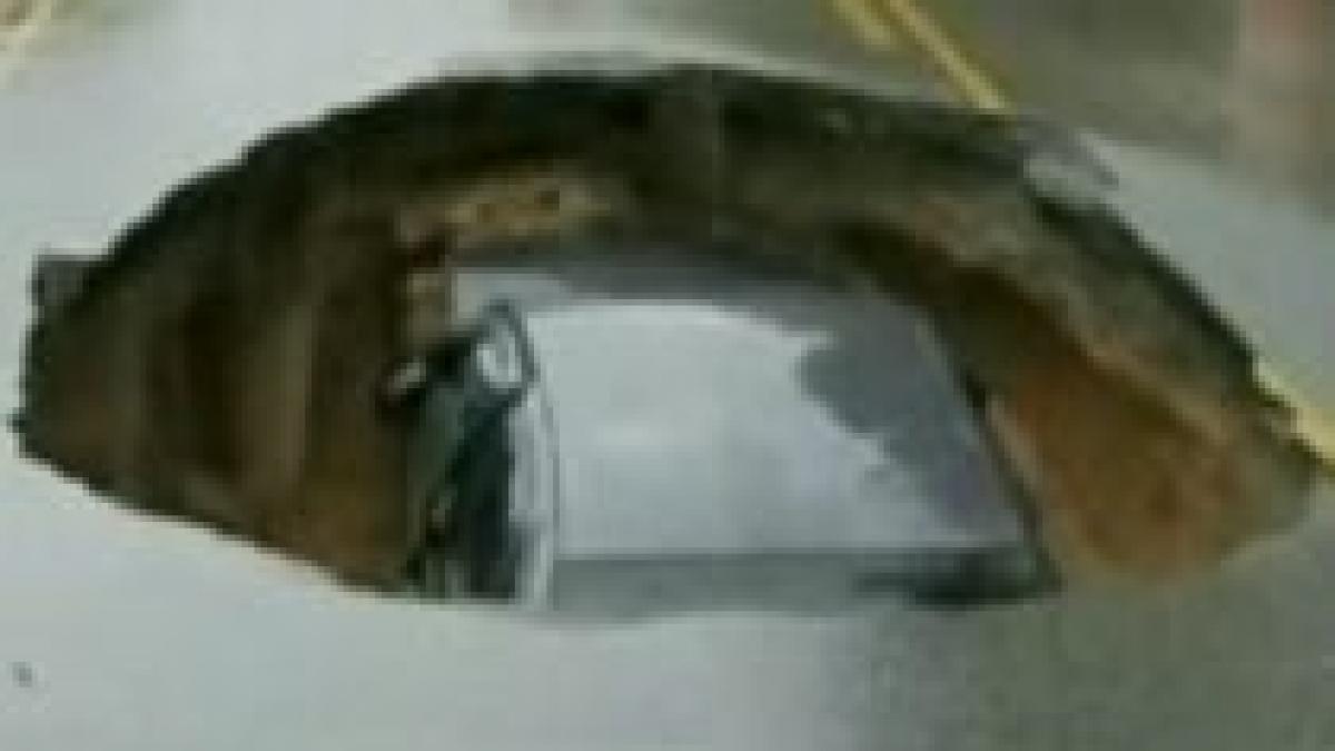 masina scufundata in asfalt in urma inundatiilor din georgia video