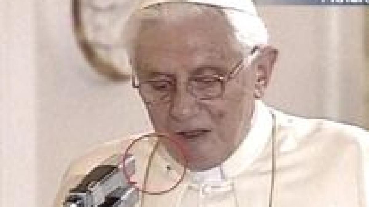 papa benedict al xvi lea deranjat de un paianjen in timpul unui discurs in cehia video
